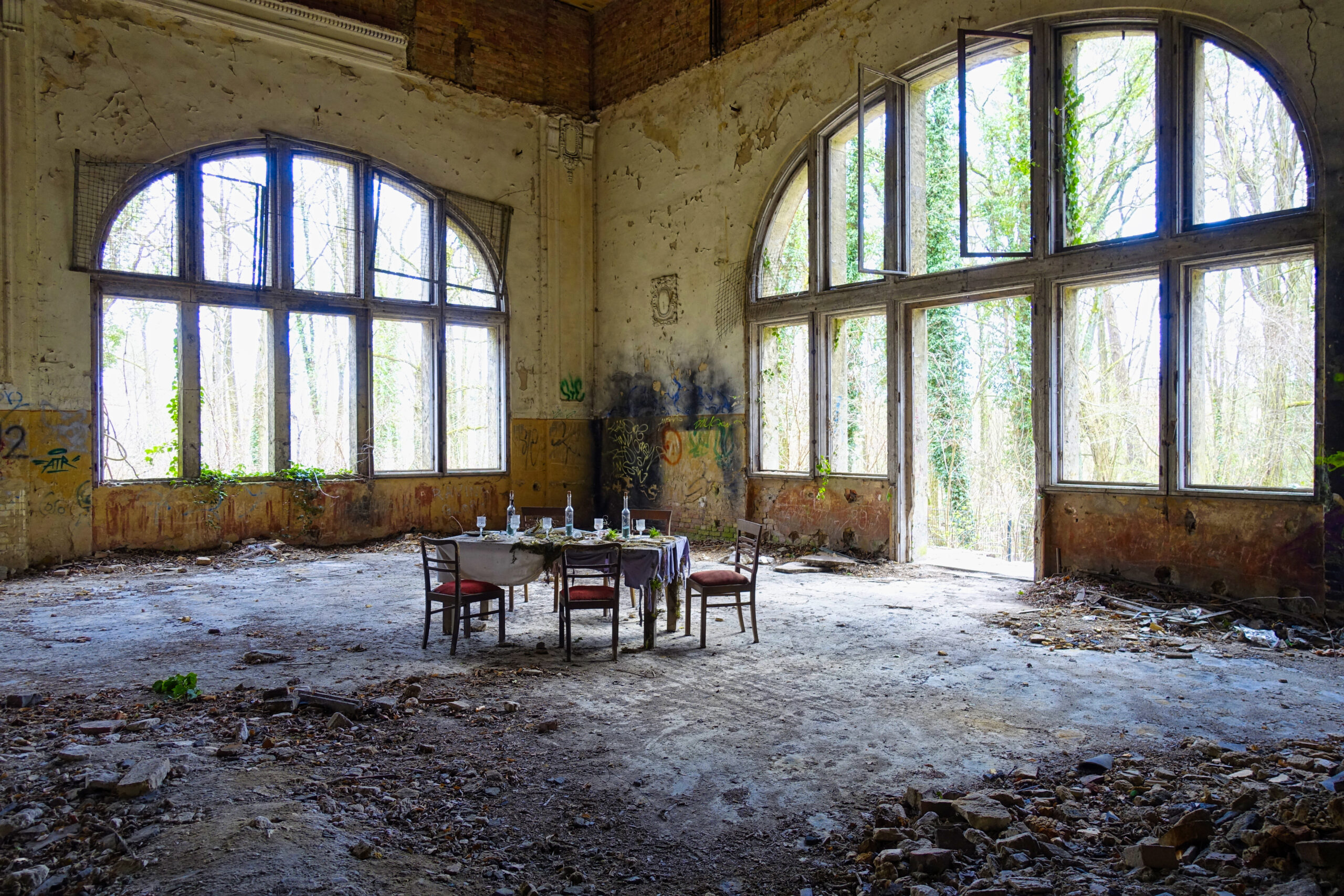 production-services-and-filming-in-berlin-dining-room-in-ruin